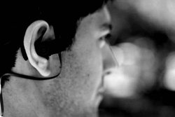 ब्लूटूथ हेडफोन लगा युवक ने चार्जिंग प्लग से जोड़ रखा था, अचानक हुआ धमाका; मौत