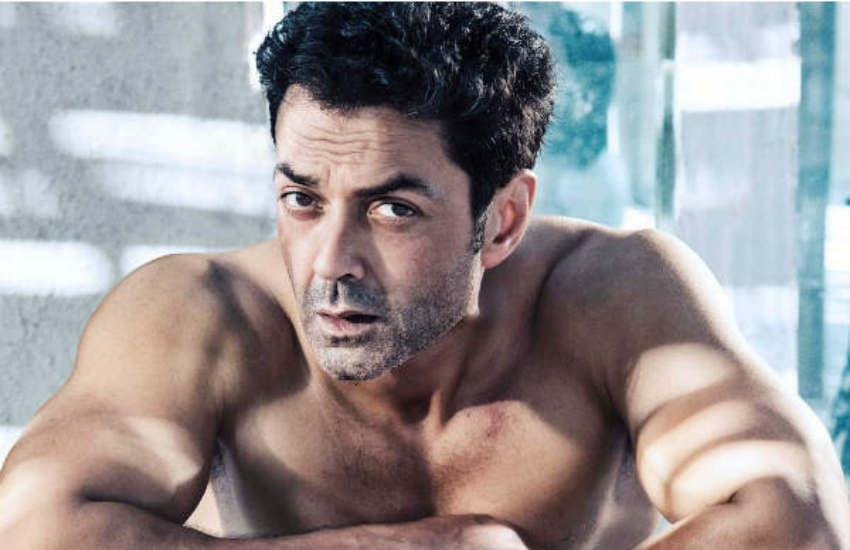 When Dharmendra son Bobby Deol took off his shirt for Salman Khan: धर्मेंद्र के बेटे बॉबी देओल एक समय उदासी और हताशा में डूब गए थे। सनी देओल के भाई को कई साल तक फिल्में नहीं मिली थीं और इस वजह से वह बेहद निराशा में डूब गए थे, लेकिन उनकी लाइफ में एक सुखद मोड़ सलमान लेकर आए और बॉबी से सीधे पूछा था कि, क्या वह शर्ट उतारने को तैयार हैं।