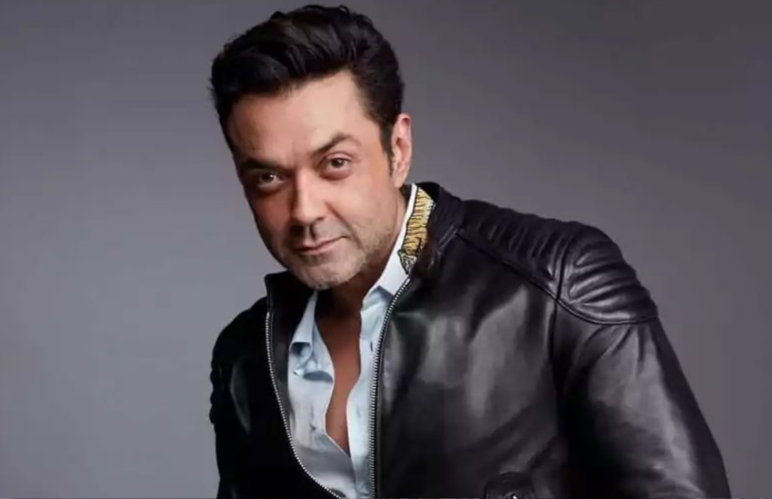 धर्मेंद्र के बेटे और सनी देओल के भाई बॉबी ने साल 1995 में आई बरसात से बॉलीवुड में डेब्यू किया था। बरसात में उनके अपोजिट राजेश खन्ना और डिम्पल कपाड़िया की बेटी ट्विंकल खन्ना थीं।( ट्विंकल खन्ना के होंठ जब बॉबी देओल से हो गए थे टच, राजेश खन्ना की बेटी ने करा दिए थे कई रिटेक )
