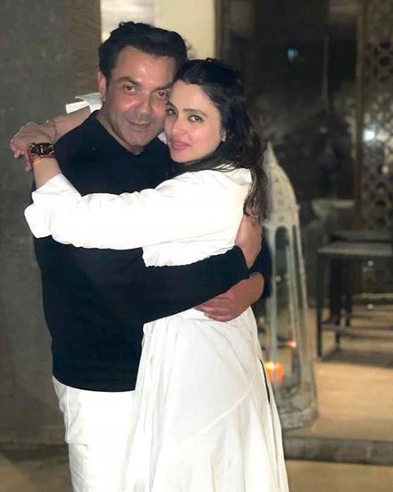 फिल्म के सुपरहिट होने की खुशी में बॉबी अपने कुछ दोस्तों के साथ मुंबई के इटालियन रेस्त्रां 'Trattoria' में पार्टी करने पहुंचे थे। वहीं पर उन्होंने तान्या को पहली बार देखा था।