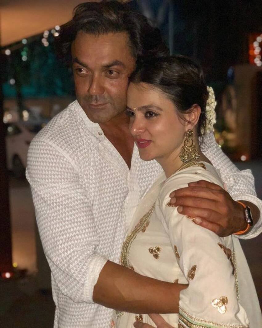 बॉबी देओल के ससुर देवेंद्र आहूजा के तीन बच्चे हैं। बेटे का नाम विक्रम और बेटियों के नाम मुनीषा और तान्या है। बॉबी की शादी तान्या से हुई है। 