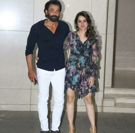 नतीजा ये हुआ कि बॉबी देओल के ससुर ने बकायदा अखबार में नोटिस जारी कर अपने बेटे विक्रम से सारे रिश्ते तोड़ लिये। उन्हें संपत्ति से बेदखल भी कर दिया। बेटे की हिस्से की प्रॉपर्टी देवेंद्र आहूजा ने बॉबी और तान्या के नाम कर दी थी।