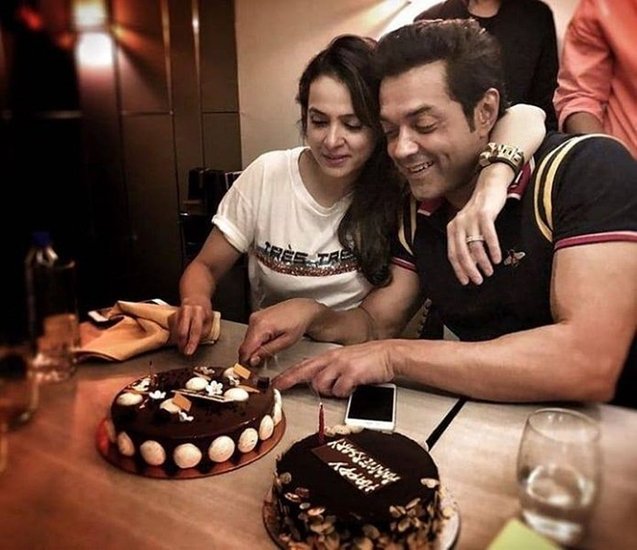 लेकिन बॉबी देओल ने हार नहीं मानी और तान्या का दिल जीतने में लगे रहे। आखिरकार उनकी मेहनत रंग लाई। तान्या डेट पर चलने के लिए तैयार हो गईं। यहां से मुलाकातों का सिलसिला आगे बढ़ा।