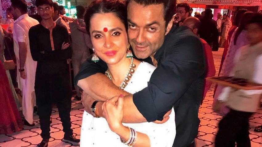 तान्या देओल अपना फर्नीचर और होम डेकोरेटिंग आइटम का शोरूम चलाती हैं। बॉलीवुड सेलेब्स के बीच तान्या का यह स्टोर काफी पॉपुलर है। (यह भी पढ़ें: 26 साल की उम्र में धर्मेंद्र की प्रेग्नेंट एक्ट्रेस ने किया था रेप सीन, शूट के दौरान रोईं, उल्टियां भी हुईं )