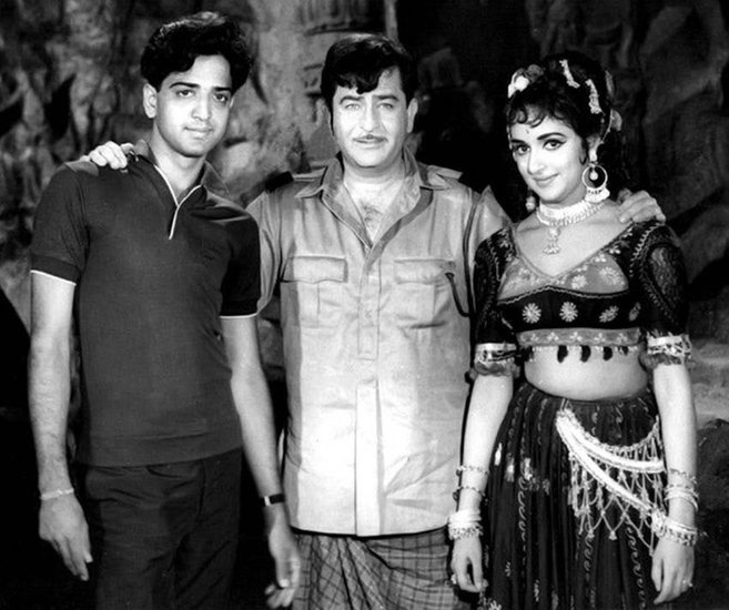 धर्मेंद्र की पत्नी हेमा मालिनी ने साल 1968 में राजकपूर की सपनों का सौदागर से बॉलीवुड में एंट्री की थी। तब हेमा महज 20 साल की थीं। ( प्रेग्नेंसी के बाद जब डिप्रेशन में आ गई थीं सनी देओल की सौतेली बहन ईशा देओल, धर्मेंद्र-हेमा मालिनी को लगा था झटका )