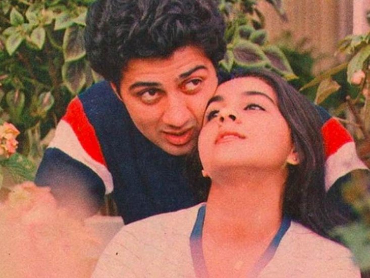 हेमा मालिनी के सौतेले बेटे सनी देओल की पहली फिल्म थी बेताब। यह फिल्म साल 1983 में रिलीज हुई थी। तब सनी की उम्र 26 साल थी। (यह भी पढ़ें: दो-दो शादी के बाद भी इस एक्ट्रेस पर दिल हार बैठे थे धर्मेंद्र, हेमा मालिनी ने लगा दी थी क्लास )