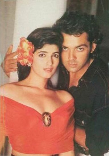 सनी देओल के छोटे भाई बॉबी देओल ने 1995 में बरसात फिल्म से बॉलीवुड में एंट्री मारी थी। तब बॉबी 26 साल के थे। (यह भी पढ़ें: बॉबी का बोल्ड सीन देख शॉक्ड थे धर्मेंद्र, तकिये संग प्रैक्टिस करती थीं 25 साल छोटी एक्ट्रेस )