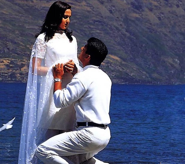 बॉबी देओल की सौतेली बहन ईशा देओल की पहली फिल्म कोई मेरे दिल से पूछे थी। यह फिल्म 2002 में आई थी। डेब्यू के समय ईशा 21 साल की थीं। यह भी पढ़ें: प्रेग्नेंसी में रोती रहती थीं धर्मेंद्र की बेटी, भगवान से रोज मांगती थीं दुआ )
