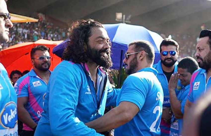बॉबी देओल की लाइफ में 2013 के बाद से बुरे दिन शुरू हो गए थे। बॉबी को फिल्में मिलनी बंद हो गई थी वह खुद को घर में कैद कर लिए थे। दस साल बाद सलमान ने उनकी मदद के लिए सामने आए थे। इसे भी पढ़ें-बॉबी की किस्मत अच्छी नहीं थी, जब सनी देओल ने कहा था कुछ ऐसा