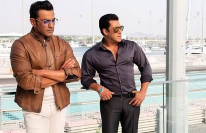 बॉबी देओल (Bobby Deol) एक समय हताशा और निराशा से जूझ रहे थे। बॉबी की लाइफ के दस साल बेहद बुरे साबित हुए थे, ऐसे में समय में सलमान खान (Salman Khan) उनके लिए मसीहा बन कर सामने आए थे, लेकिन बहुत कम लोगों को पता है कि कभी धर्मेंद्र और सनी देओल (Sunny Deol) भी सलमान खान (Salman Khan) के लिए मददगार साबित हुए थे।