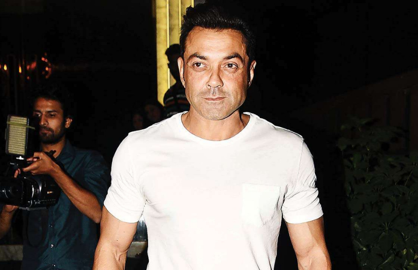 बॉबी देओल (Bobby Deol) अपने पिता धर्मेंद्र (Dharmendra) और भाई सनी देओल (Sunny Deol) की तरह ही शर्मीलें हैं, लेकिन मस्ती के मामले में उनसे दो कदम आगे हैं। 'द कपिल शर्मा शो' (The Kapil Sharma Show) में बॉबी ने बताया था कि कॉलेज के दिनों में उन्हें एक लड़की से प्यार हुआ था, लेकिन उसे इंप्रेस करने के चक्कर में कुछ ऐसा हुआ कि वह दोबारा उस लड़की से नजर नहीं मिला सके थे।
