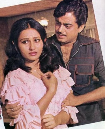 हालांकि रीना रॉय ने अपनी मां की बातों को नजरअंदाज किया और शत्रुघ्न सिन्हा संग अपना रिलेशनशिप जारी रखा। कुछ सालों बाद हुआ वही जो उनकी मां ने कहा था। शत्रुघ्न सिन्हा ने रीना रॉय को छोड़ पूनम सिन्हा से शादी रचा ली।