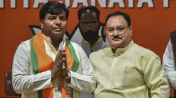 दो सफारी गाड़ियों के मालिक हैं संजय निषाद के बेटे प्रवीण कुमार, कुछ ऐसा बताया था अपनी प्रॉपर्टी का ब्योरा