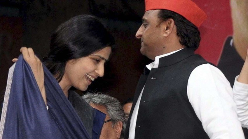 बकौल डिंपल अखिलेश अपना ज्यादातर काम खुद करते हैं। अखिलेश की एक बात जिसका जिक्र डिंपल जरूर करती हैं वो ये है कि अखिलेश बहुत विनम्र हैं। उन्हें पता रहता है कि किससे किस तरह से बात करनी है।