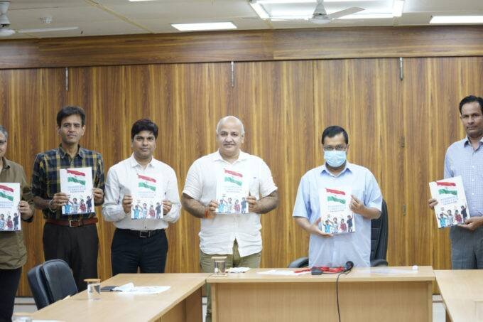 दिल्ली के मुख्यमंत्री अरविंद केजरीवाल ने 15 अगस्त की पूर्व संध्या पर इस सिलेबस को जारी करते हुए कहा कि आज़ादी की 75वीं वर्षगांठ पर देशभक्ति पाठ्यक्रम दिल्ली के स्कूलों में लागू होने के लिए तैयार है। (फोटो- ट्विटर/ @AamAadmiParty)