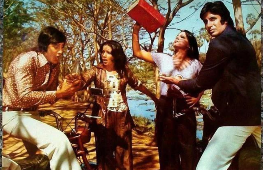 धर्मेन्द्र (Dharmendra) बॉलीवुड के सबसे रोमांटिक हीरो रहे हैं। ज्यादातर हीरोइनों के संग उन्होंने पर्दे पर रोमांस किया है, लेकिन अमिताभ बच्चन (Amitabh Bachchan) की मुस्लिम हीरोइन संग रोमांस की इच्छा उनकी अधूरी थी, जिसे अब पूरा करने का मौका उन्हें मिलने जा रहा है। ये मुस्लिम एक्ट्रेस हैं शबाना आजमी (Shabana Azmi)। शबाना संग धर्मेंद्र एक फिल्म में काम कर रहे थे, लेकिन वह प्रोजेक्ट कंप्लीट नहीं हुआ था, तभी से धर्मेंद्र को शबाना संग काम न कर पाने का मलाल रहा था।