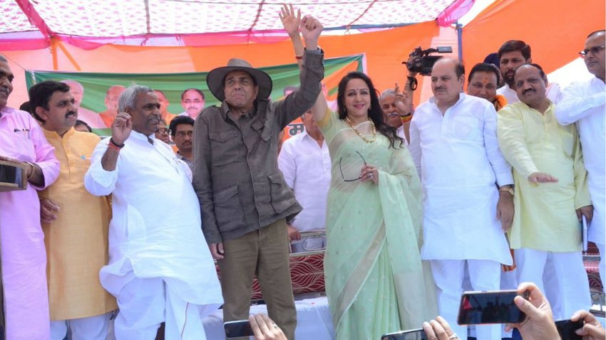 हेमा के साथ ही धर्मेद्र को देेखने वालों की भीड़ के बीच धर्मेंद्र बहुत ही सहजता से अपनी बात कहते रहे, बस राजनीति के सवालों पर कहा कि उन्हें राजनीति नहीं आती।