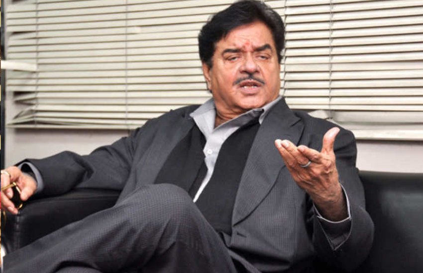 शत्रुघ्न कहते हैं कि धर्मेंद्र बड़ा नॉटी रहा है और इतने सालों में जितनी रिस्पेक्ट उन्होंने कमाई है वह भी तमाम हरकतों के बावजूद अच्छे-अच्छों ने नहीं कमाई।