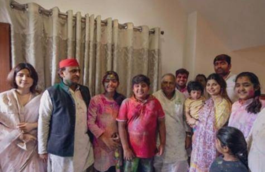डिंपल ने बताया था कि वह अपने ससुर और अपने पति दोनों के साथ ही बेहद सहज और सामान्य थीं और दोनों के बीच बनी खाई में ब्रिज की तरह थीं।( ‘मुलायम तो बुढ़ा गए हैं, इसलिए हम खड़े हैं साथ’, जब लालू प्रसाद ने अखिलेश यादव का पक्ष लेकर कहा था कुछ ऐसा )