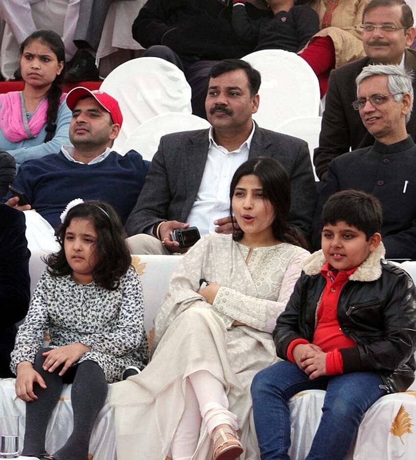 वहीं डिंपल ने बताया था कि पति अखिलेश की एक आदत जो उन्हें बहुत दुख पहुंचाती है वो ये है कि वो परिवार और बच्चों को ज्यादा समय नहीं दे पाते। (यह भी पढ़ें: बहू डिंपल यादव से भतीजे धर्मेंद्र तक, जानिए मुलायम सिंह की फैमिली में किसके है कितने बच्चे )