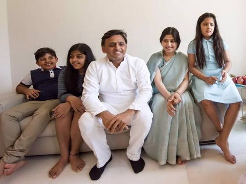 बता दें कि डिंपल और अखिलेश यादव के तीन बच्चे हैं। सबसे बड़ी बेटी का नाम अदिति है। उसके बाद उनके जुड़वा बच्चे हुए जिनमें बेटे का नाम अर्जुन औऱ बेटी का नाम टीना है।  (यह भी पढ़ें: कोई अच्छा घुड़सवार तो कोई बेहद गुस्सैल, जानिए मुलायम फैमिली की बहुओं के रोचक सीक्रेट्स )
