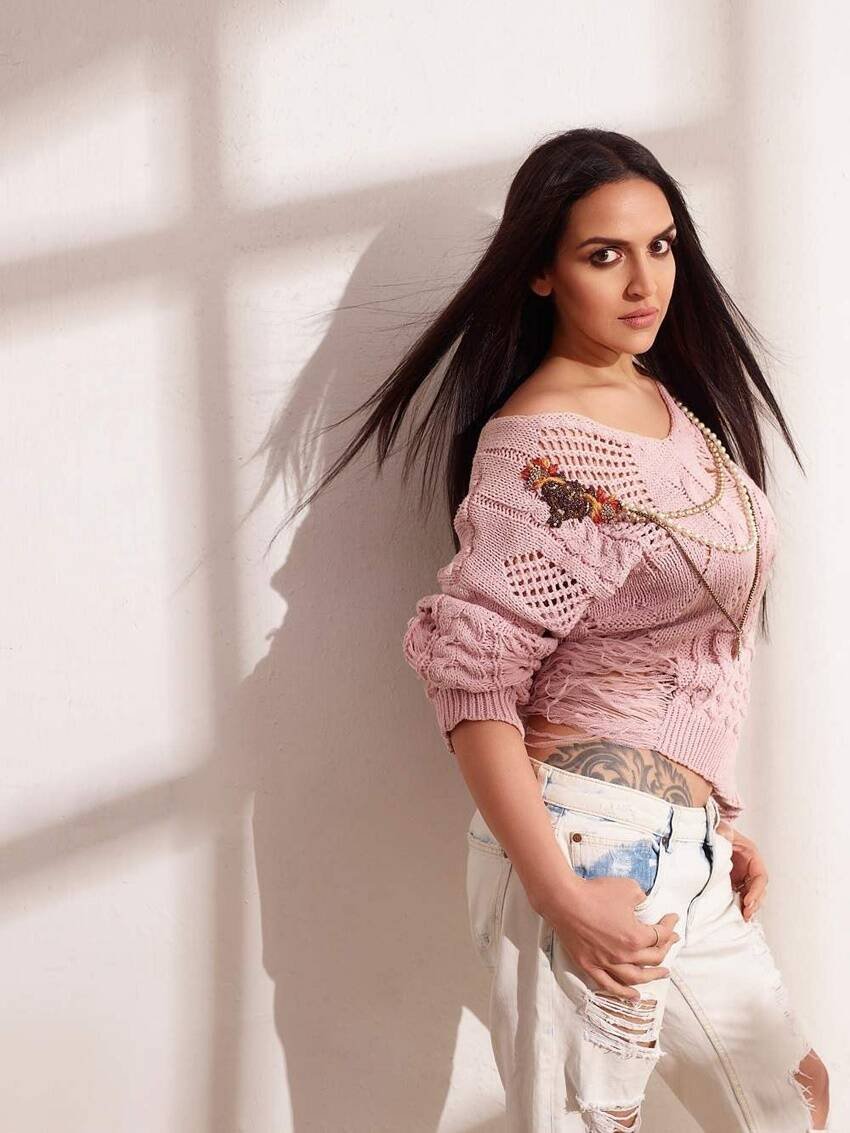 ईशा देओल अपने परिवार में सबसे ज्यादा एजुकेटेड हैं। उन्होंने लंदन की ऑक्सफोर्ड यूनिवर्सिटी से मीडिया आर्ट्स और कंप्यूटर एजुकेशन में मास्टर्स की डिग्री ली है।