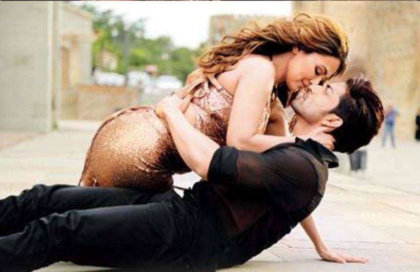 Gurmeet Choudhary Sana Khan bold scene: рдмреЙрд▓реАрд╡реБрдб, рдЯреАрд╡реА рдпрд╛ рд╡реЗрд╡ рд╕реАрд░рд┐рдЬ рдореЗрдВ рдЗрди рджрд┐рдиреЛрдВ рдХреЛрдИ рднреА рдлрд┐рд▓реНрдо рдмрд┐рдирд╛ рдЗрдВрдЯреАрдореЗрдЯ рд╕реАрди рдХреЗ рдирд╣реАрдВ рд╢реВрдЯ рд╣реЛрддреА рд╣реИред рдХрд┐рд╕ рд╕реАрди рдпрд╛ рдЗрдВрдЯреАрдореЗрдЯ рд╕реАрди рдХрд╛ рддрдбрд╝рдХрд╛ рдлрд┐рд▓реНрдореЛрдВ рд▓рдЧрддрд╛ рдЬрд░реВрд░ рд╣реИ, рд▓реЗрдХрд┐рди рдХрдИ рдмрд╛рд░ рдПрдХреНрдЯрд░реНрд╕ рдЗрд╕реЗ рдХрд░рддреЗ рд╕рдордп рдмреЗрд╣рдж рдЕрд╕рд╣рдЬ рд╣реЛ рдЬрд╛рддреЗ рд╣реИред рдПрдХ рдХрд┐рд╕реНрд╕рд╛ рдПрдХреНрдЯрд░ рдЧреБрд░рдореАрдд рдЪреМрдзрд░реА рдиреЗ рднреА рд╕реБрдирд╛рдпрд╛ рдерд╛, рдЬрдм рд╡рд╣ рдЕрдкрдиреА рдлрд┐рд▓реНрдо рд╡рдЬрд╣ рддреБрдо рд╣реЛ рдореЗрдВ рдмреЛрд▓реНрдб рд╕реАрди рджреЗрддреЗ рд╕рдордп рдмреЗрд╣рдж рдЕрдирдХрдВрдлрд░реНрдЯреЗрдмрд▓ рдорд╣рд╕реВрд╕ рдХрд░ рд░рд╣реЗ рдереЗред рдЧреБрд░рдореАрдд рдХреЗ рдЕрдкреЛрдЬрд┐рдЯ рд╕рдирд╛ рдЦрд╛рди рдереАрдВред рд╕рдирд╛ рд╕рдВрдЧ рдЧреБрд░рдореАрдд рдпреЗ рд╕реАрди рдХрд░рддреЗ рд╣реБрдП рдкрд╕реАрдиреЗ рдореЗрдВ рдбреВрдм рдЧрдП рдереЗред