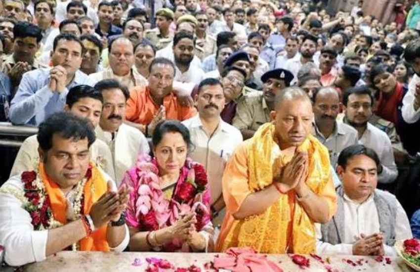 साल 2014 में मथुरा से लोक सभा चुनाव जीतने से पहले हेमा मालिनी 2003-09 और 2011-12 में दो बार राज्य सभा की सांसद भी रह चुकी हैं। इसके अलावा वह विदेश मंत्रालय, पर्यटन मंत्रालय, महिला और बाल विकास मंत्रालय समेत कई विभागों की संसदीय समितियों की सदस्य रही हैं। (सनी देओल से पिता धर्मेद्र को है ये शिकायत, कहा-एक छत के नीचे रह कर भी हम करीब नहीं )