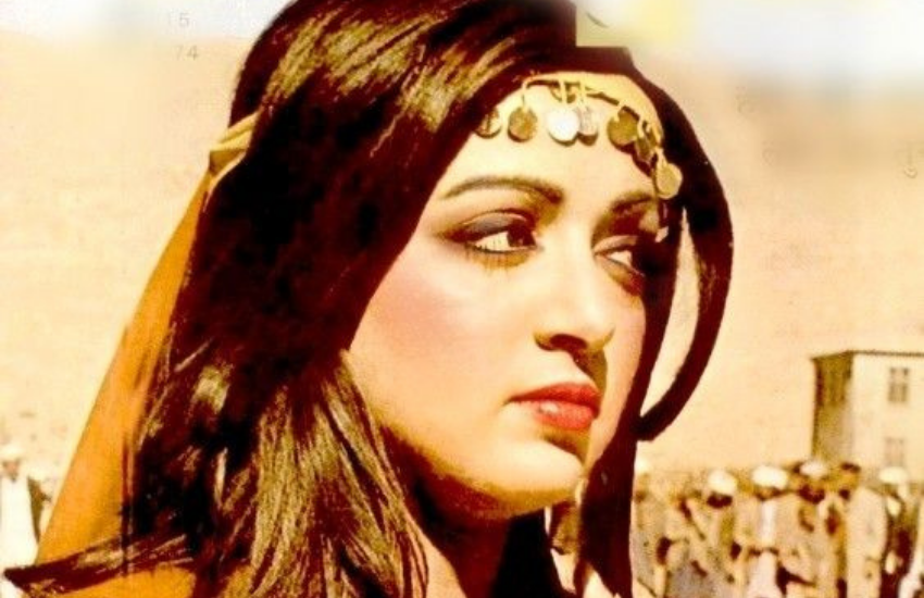हेमा मालिनी ने कभी अपनी फिल्मों में बोल्ड सीन नहीं दिया है और न ही कभी हॉट लुक पाने के लिए किसी डॉयरेक्टर के कहने पर सीन के लिए समझौता किया था। बावजूद इसके एक फिल्म में रोमांटिक सीन को करने के दौरान हेमा अपनी मां से इतनी परेशान हो गईं कि शूटिंग छोड़कर घर जाने को तैयार हो गईं। हेमा के गुस्से का अंदाजा इसी बात से लगाया जा सकता है कि वह अपनी मां से फिल्मों में काम न करने तक की बात कर दी थीं। गुस्से में अपनी मां जया (Jaya) से फिल्म इंडस्ट्री छोड़ने तक की बात कर दी थी।