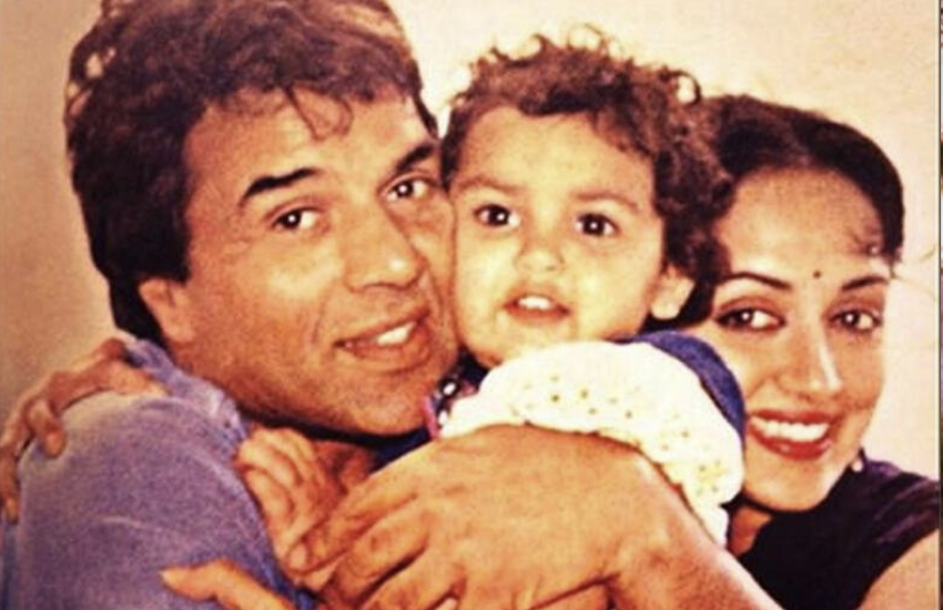हेमा मालिनी (Hema Malini) के हाथ या पैर में नेलपॉलिश देखकर धर्मेंद्र (Dharmendra) की बेटी ईशा देओल (Esha eol) परेशान हो जाती थी। ईशा को नेलपॉलिश देखते ही उसे पोंछने में लग जाती थी। क्यों? इसका खुलासा खुद हेमा मालिनी ने एक बार किया था।