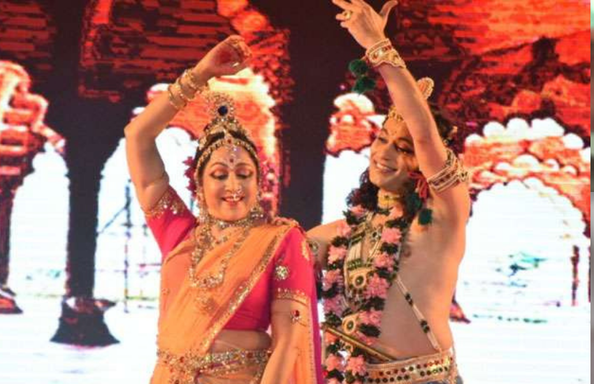 हेमा का कहना था कि जब भी वह श्रीकृष्ण लीला मथुरा में करती हैं, तो उनके अंदर दैवीय परिर्वतन नजर आता है। वह खुद को भगवान की गोपी मानने लगती हैं।