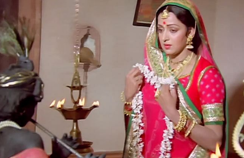 हेमा मालिनी ने टीवी शो 'जीना इसी का नाम है' बताया था कि बचपन में वह उनकी सहेली ने तय किया था कि बड़े होकर वह श्रीकृष्ण से शादी करेंगी।
