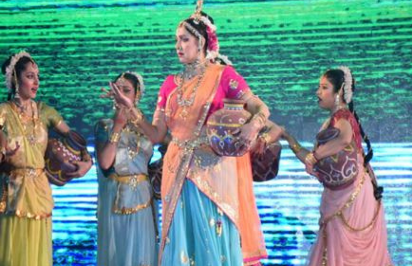 हेमा मालिनी के मथुरा निर्वाचन क्षेत्र चुनाव की वजह जानने से पहले यह जान लें कि हेमा हर साल मथुरा में भगवान श्रीकृष्ण के मंदिर में कृष्ण लीला का मंचन करती हैं।