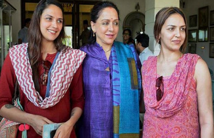 हेमा का कहना था कि यदि उनकी बेटी अहाना ये देख लेती है तो वह बहुत नाराज होती है। अहाना तुरंत टोकने लगती है कि मां, आपको कोई ग्रीट कर रहा था और आप इग्नोर कर दीं।