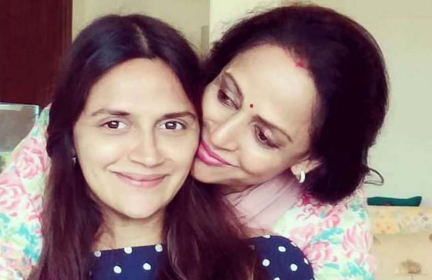 Hema malini Dharmendra daughters Esha Deol and Ahana Deol : हेमा मालिनी और धर्मेंद्र की दोनों ही बेटियां अपनी मां के बेहद करीब हैं। ईशा देओल की बहन अहाना देओल हमेशा ही अपनी मां और बहन की एक ही आदत से परेशान रहती हैं। हेमा ने एक इंटरव्यू में बताया था कि अहाना किसी भी पब्लिक फंक्शन में हमेशा उनसे नाराज हो जाती है। क्यों? आइए बताएं।