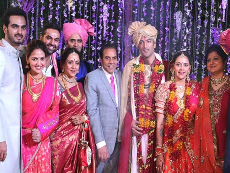 छोटी बेटी के शादी में दोनों बेटों के आने की आस लगाए हेमा मालिनी की तमन्ना पूरी नहीं हो पाई थी। उस शादी में भी ना तो सनी देओल शामिल हुए और ना ही बॉबी। ( प्रेग्नेंसी के बाद जब डिप्रेशन में आ गई थीं सनी देओल की सौतेली बहन ईशा देओल, धर्मेंद्र-हेमा मालिनी को लगा था झटका )