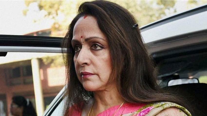 बता दें कि धर्मेंद्र ने अपनी पहली पत्नी को तलाक दिये बिना हेमा मालिनी से दूसरी शादी रचाई थी। इसे लेकर परिवार में काफी हंगामा भी हुआ था। 