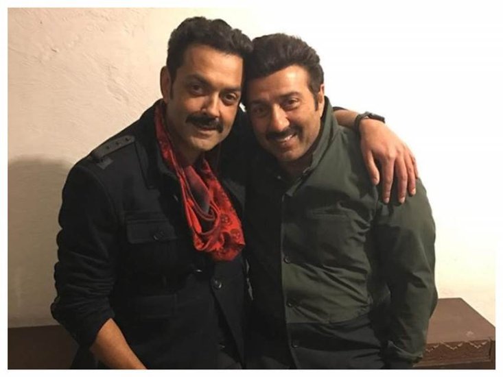 हेमा मालिनी ने दावा किया था कि उनकी छोटी बेटी की शादी में सनी और बॉबी देओल जरूर शामिल होंगे। वह अपने दोनों बेटों से आस लगाए बैठी थीं। (यह भी पढ़ें: बहन ईशा से कम पढ़-लिखे हैं सनी देओल, जानें धर्मेंद्र और हेमा मालिनी के परिवार में कौन है कितना एजुकेटेड )