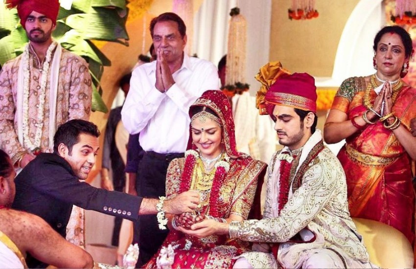 ईशा और अहाना दोनों की शादी में भाई की रस्में अभय देओल ने पूरी की थीं।