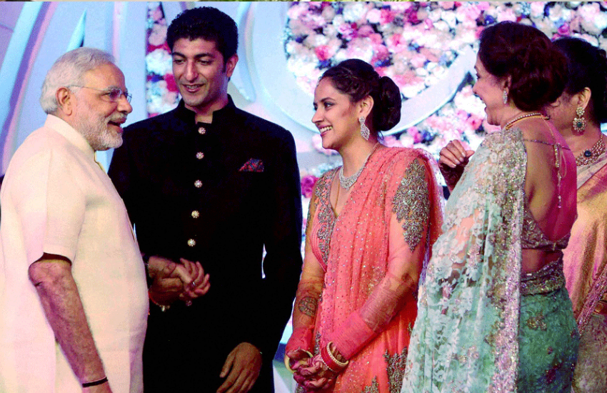 हेमा ने बताया था कि भले ही ईशा की शादी में दोनों भाई नहीं आ सके, लेकिन वे अहाना की शादी में जरूर आएंगे।