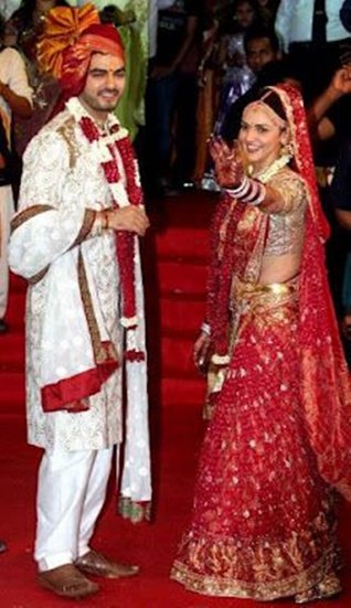  बता दें की ईशा देओल की शादी बिजनेसमैन भरत तख्तानी संग हुई है। दोनों की शादी साल 2012 में हुई थी। (यह भी पढ़ें: सनी देओल संग हिट रही थी जोड़ी, इन 6 एक्ट्रेसेज में कुछ का हुआ तलाक तो कोई रह गया कुंवारा )