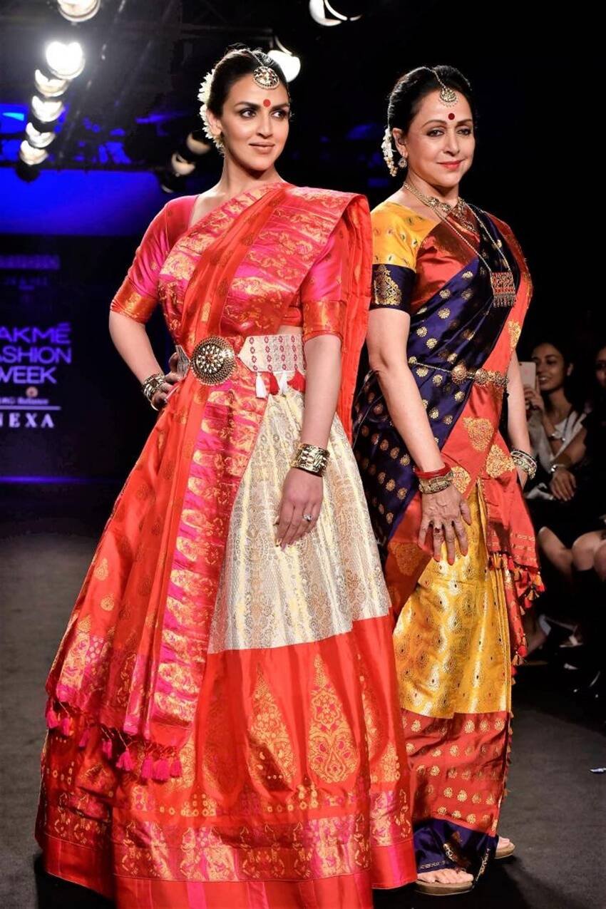 बात ईशा देओल की मां हेमा मालिनी की करें तो वह भी शादी के 41 साल बीत जाने के बाद भी आज तक कभी अपने ससुराल नहीं गई हैं। (यह भी पढ़ें: जब हेमा मालिनी की सौतन से हुआ ईशा देओल का सामना, पैर छूने के बाद भी सनी देओल की मां ने नहीं की थी बात )