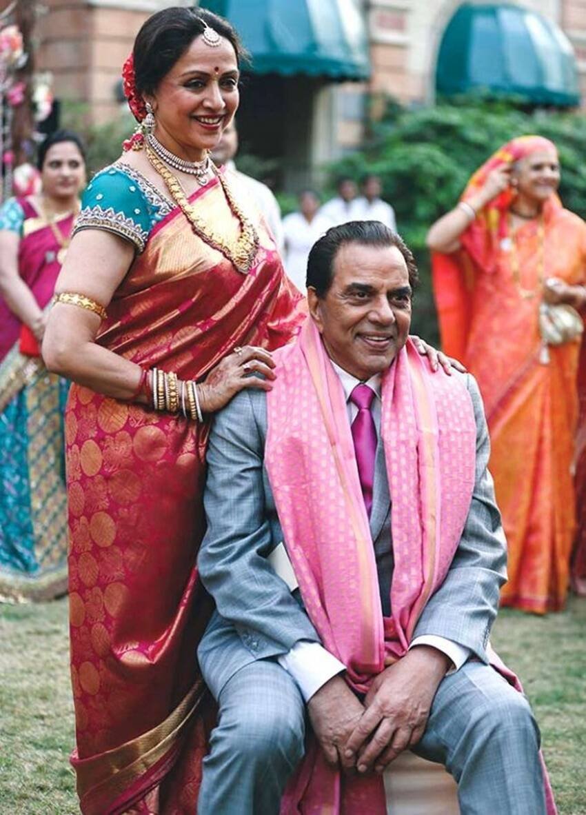 बॉलीवुड सुपरस्टार धर्मेंद्र और हेमा मालिनी ने शादी के लिए इस्लाम कबूल कर लिया था। दरअसल धर्मेंद्र पहले से शादीशुदा थे। उनकी पहली पत्नी प्रकाश कौर उन्हें तलाक दे नहीं रही थीं। हिंदू मैरिज एक्ट के तहत शादीशुदा शख्स दूसरी शादी नहीं कर सकता। धर्मेंद्र के पास इस्लाम कबूलने के सिवा कोई चारा नहीं बचा था।