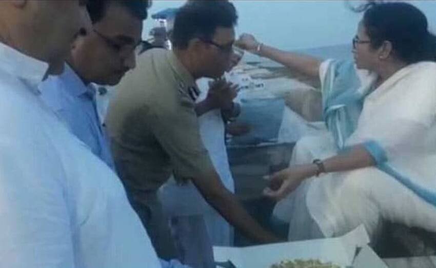 अगस्त 2019 में सीनियर आईपीएस अफसर राजीव मिश्रा एक कार्यक्रम में पश्चिम बंगाल की सीएम ममता बनर्जी के पैर छूते दिखे थे।