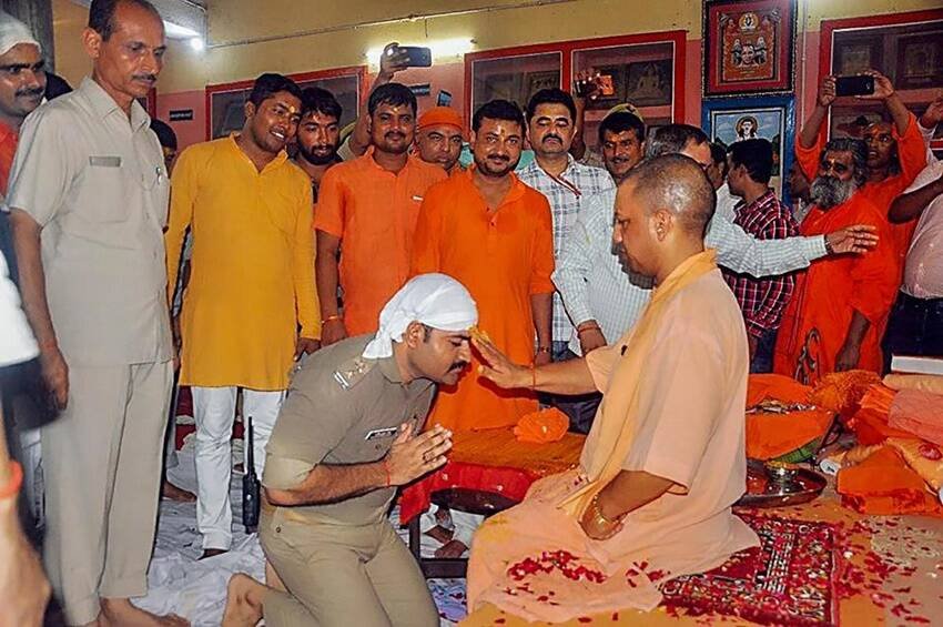 साल 2018 में गोरखपुर में तैनात डीएसपी रैंक के अधिकारी प्रवीण कुमार सिंह सीएम योगी आदित्यनाथ के सामने कुछ यूं नतमस्तक हुए थे।