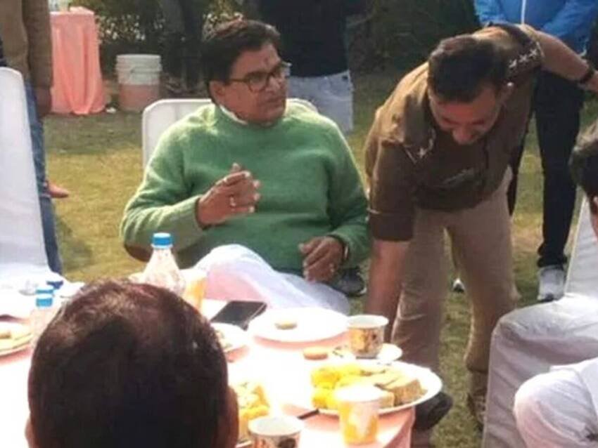 मुलायम सिंह यादव के भाई और राज्यसभा सांसद रामगोपाल यादव के पैर छूते हुए पुलिस अधिकारी।