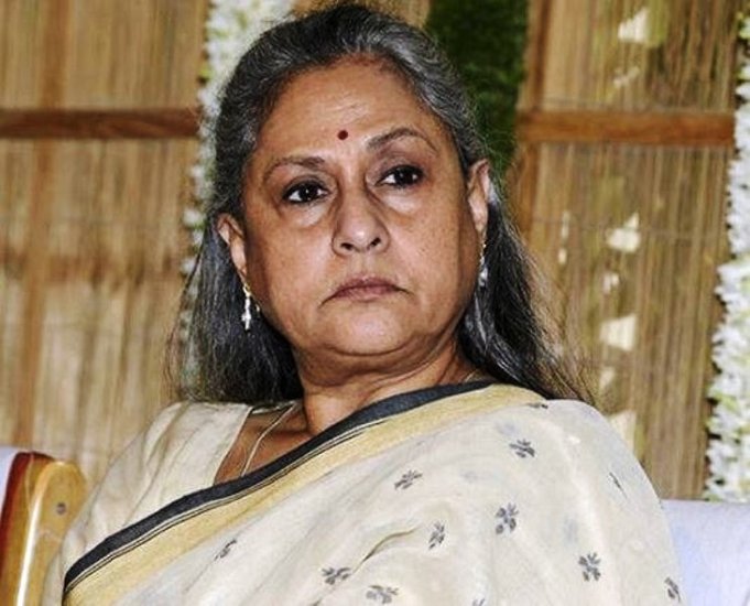 करण ने अपनी किताब में लिखा है कि इसके बाद जया डायनिंग टेबल पर दोबारा लौटकर नहीं आईं। करण थापर के मुताबिक अमिताभ का ये गुस्सा उनके अफेयर के अफवाह पर था जो डायनिंग टेबल पर निकला था। ( इसे भी पढ़ें: अमिताभ की इस एक्ट्रेस के हुए तीन अफेयर, लेकिन नहीं मिला सच्चा जीवनसाथी)