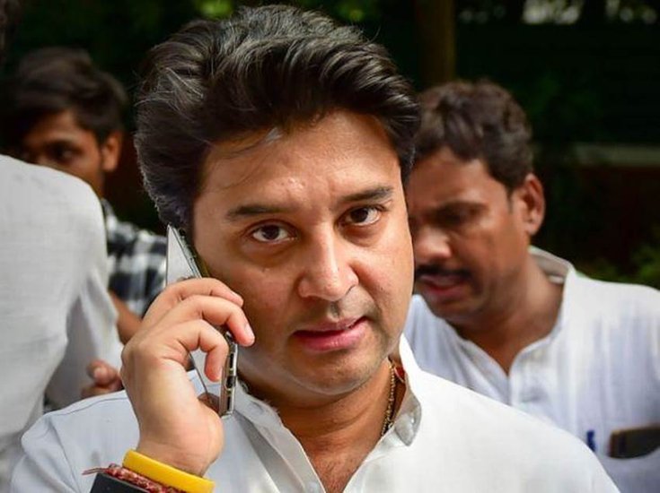 गहनों की बात करें तो उनके पास करीब 16 करोड़ रुपए के आभूषण हैं। इसमें 9 सोने के कप के साथ ही चांदी से बने सिगरेट के केस भी हैं।   (यह भी पढ़ें: सोने के कप और चांदी के सिगरेट, जानिए ज्योतिरादित्य सिंधिया को विरासत में मिले हैं कैसे और कितने के गहने )