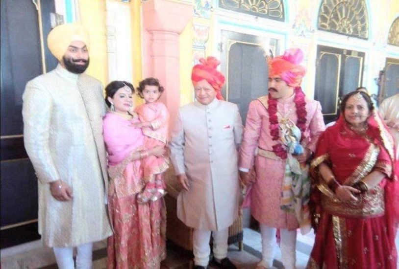 वीरभद्र सिंह की बेटी अपराजिता और ज्योतिरादित्य सिंधिया की भांजी मृगांका रिश्ते में देवरानी जेठानी लगती हैं। ( यह भी पढ़ें: माधवराव सिंधिया से अखिलेश यादव तक, आपस में समधी हैं ये 10 राजनेता )  