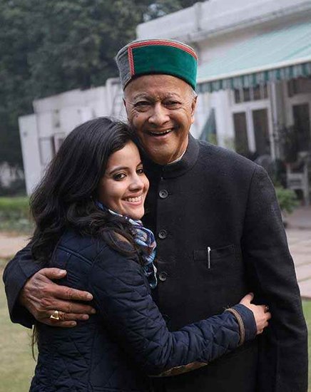 अपराजिता कुमारी रामपुर राजघराने के राजा रहे वीरभद्र सिंह की बेटी हैं। वीरभद्र सिंह हिमाचल प्रदेश के सीएम भी रहे थे।  ( यह भी पढ़ें: ये 11 चर्चित राजनेता राजघराने से रखते हैं संबंध )